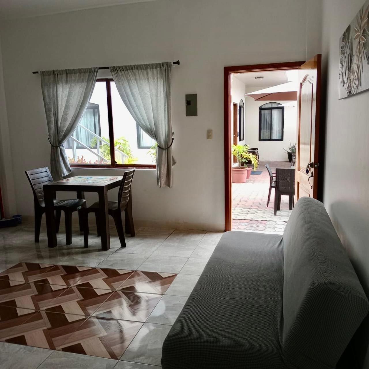 Apartahotel Casa Soleil Puerto Villamil Bilik gambar